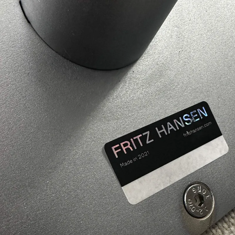 Fritz Hansen Swan Chair hellgrau