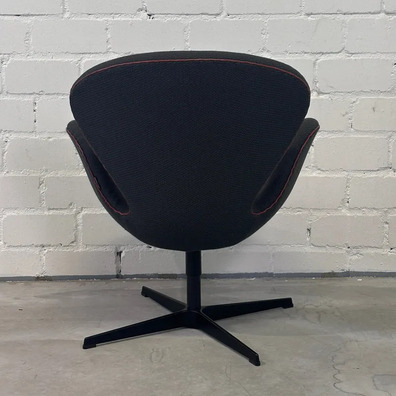 Fritz Hansen Swan Chair dunkelgrün/rot