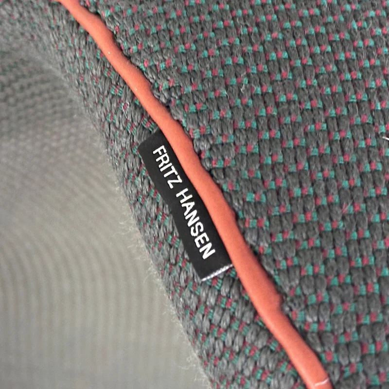 Fritz Hansen Swan Chair dunkelgrün/rot