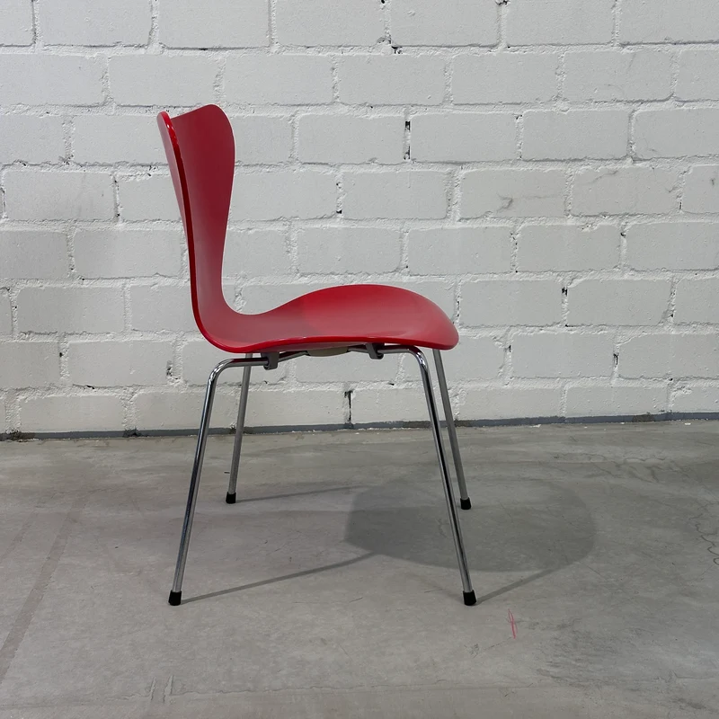 Fritz Hansen Serie 7 Stapelstuhl rot