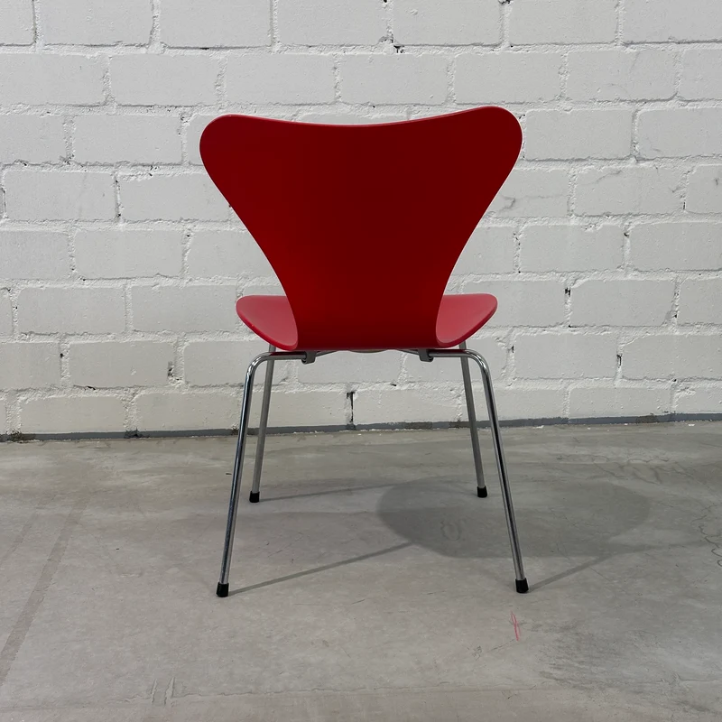Fritz Hansen Serie 7 Stapelstuhl rot