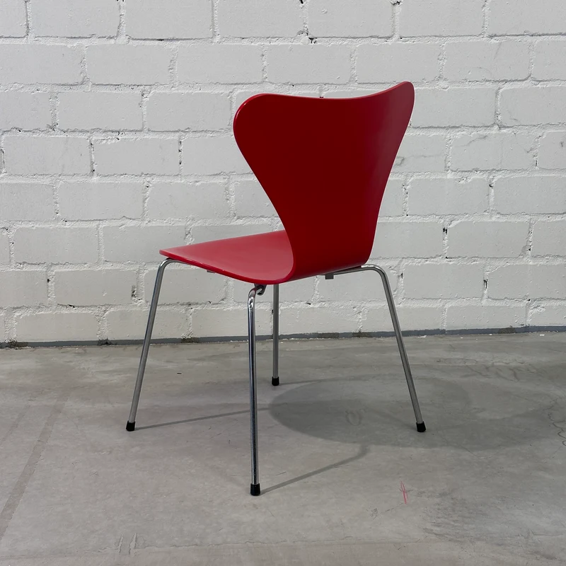 Fritz Hansen Serie 7 Stapelstuhl rot