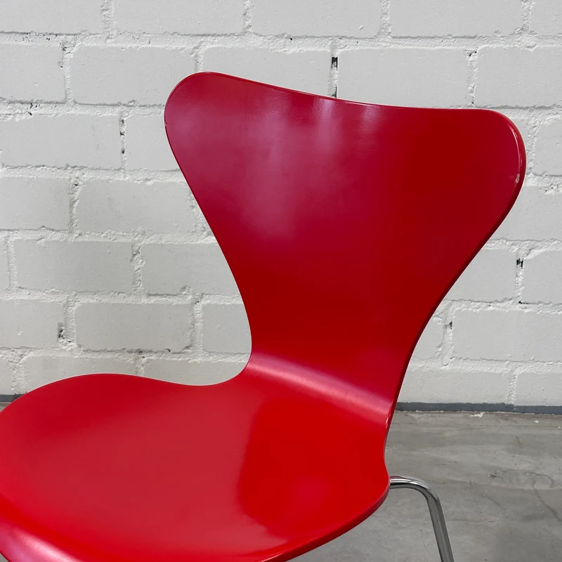 Fritz Hansen Serie 7 Stapelstuhl rot