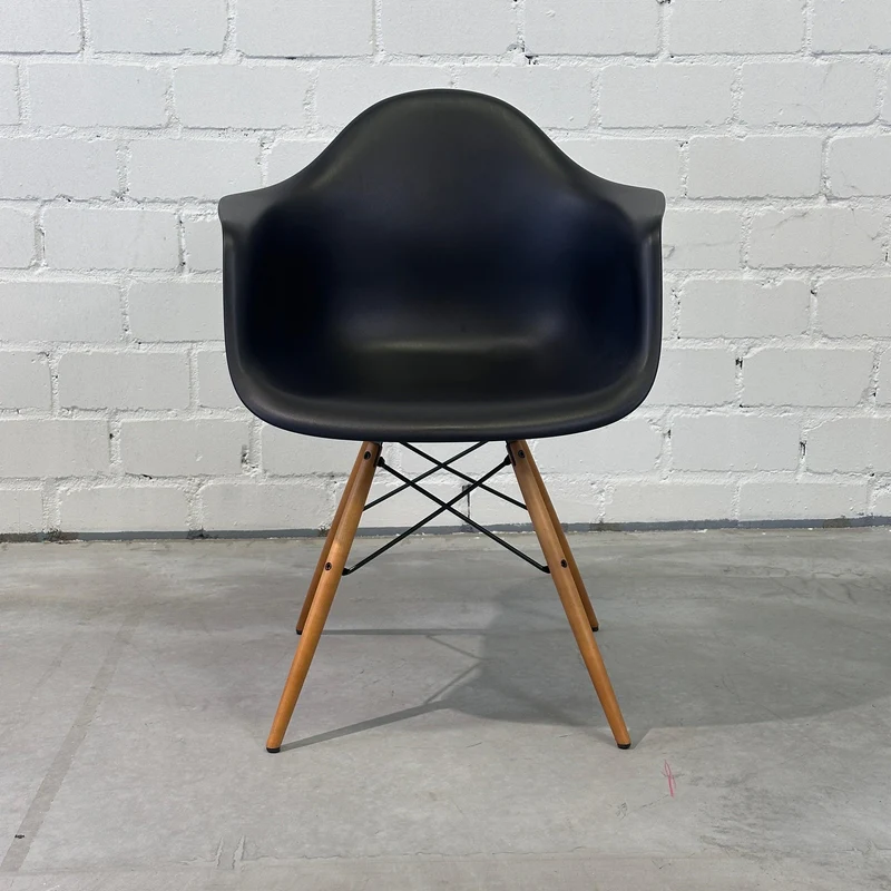 Vitra DAW Eames Plastic Armchair schwarz