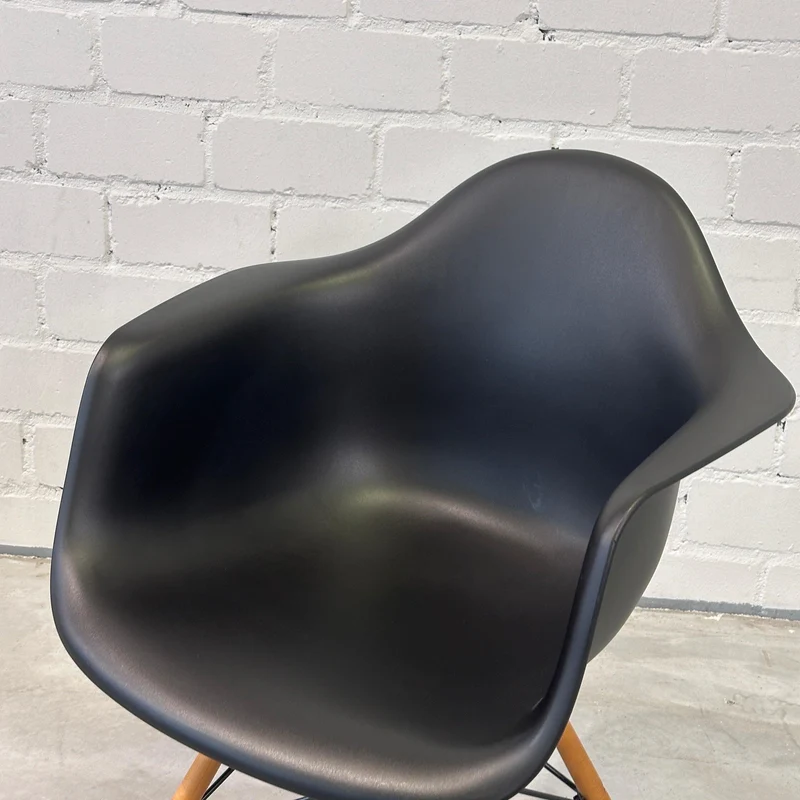 Vitra DAW Eames Plastic Armchair schwarz