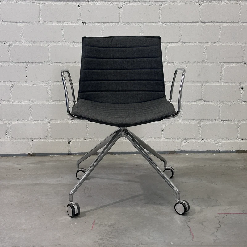 Arper Catifa 46 Stuhl Stoff grau mit Rollen