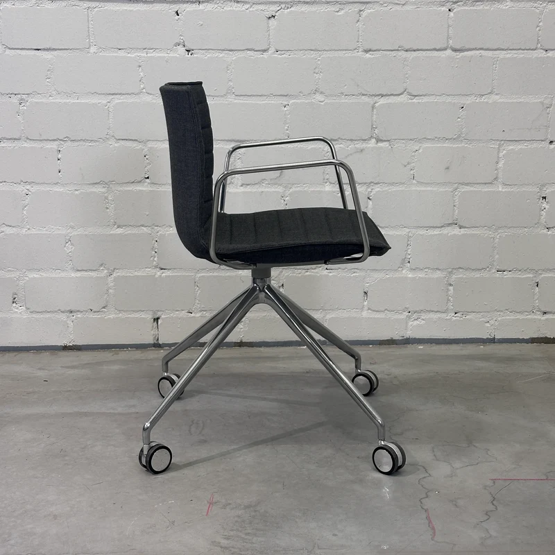 Arper Catifa 46 Stuhl Stoff grau mit Rollen