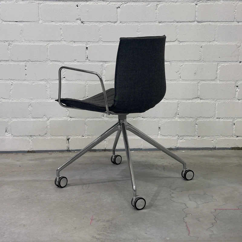 Arper Catifa 46 Stuhl Stoff grau mit Rollen