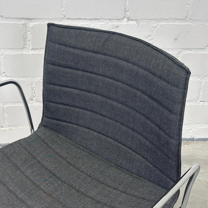Arper Catifa 46 Stuhl Stoff grau mit Rollen