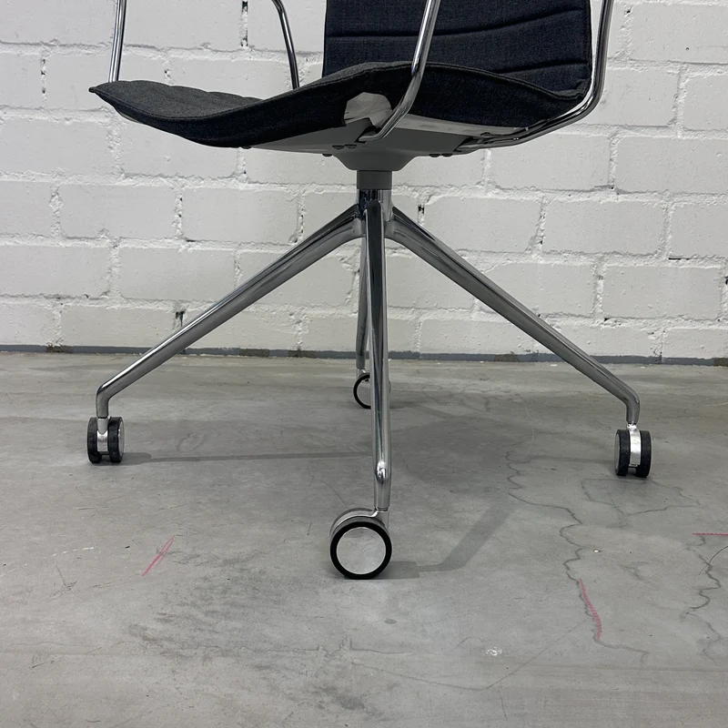 Arper Catifa 46 Stuhl Stoff grau mit Rollen