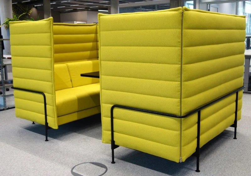 Vitra Alcove Cabin Highback mit Arbeitsplatte gelb