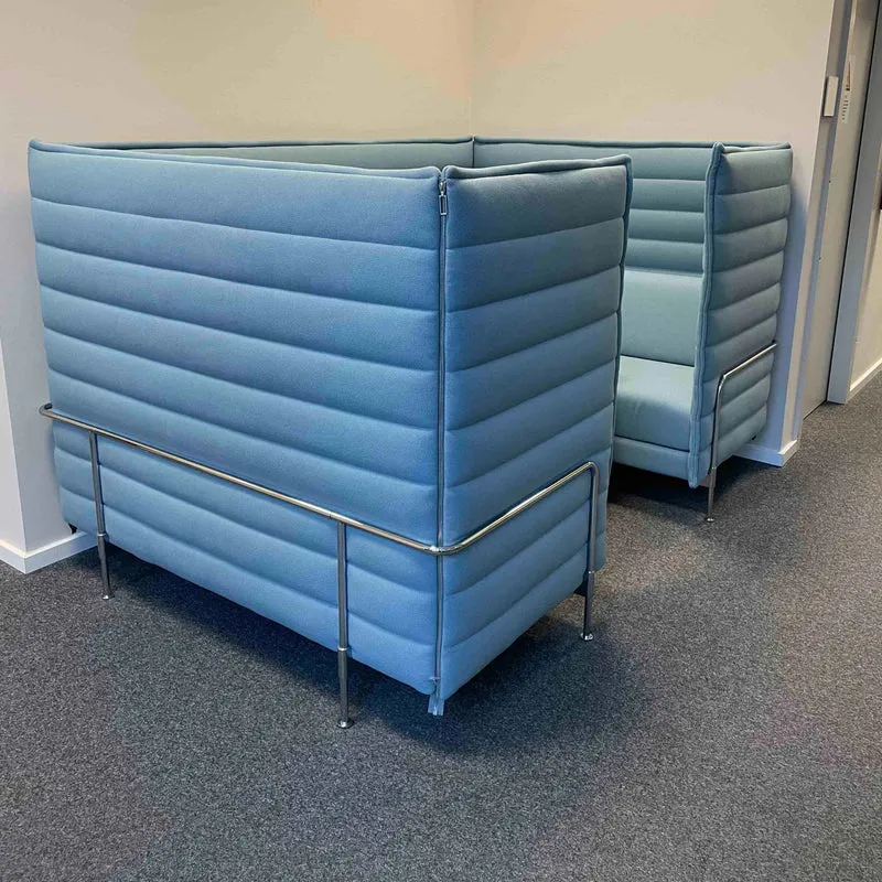Vitra Alcove Cabin Highback mit Arbeitsplatte hellblau