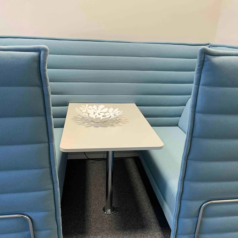 Vitra Alcove Cabin Highback mit Arbeitsplatte hellblau