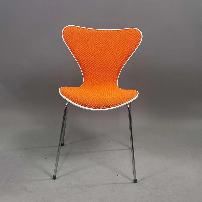 Fritz Hansen Serie 7 Stapelstuhl weiß / orange gepolstert