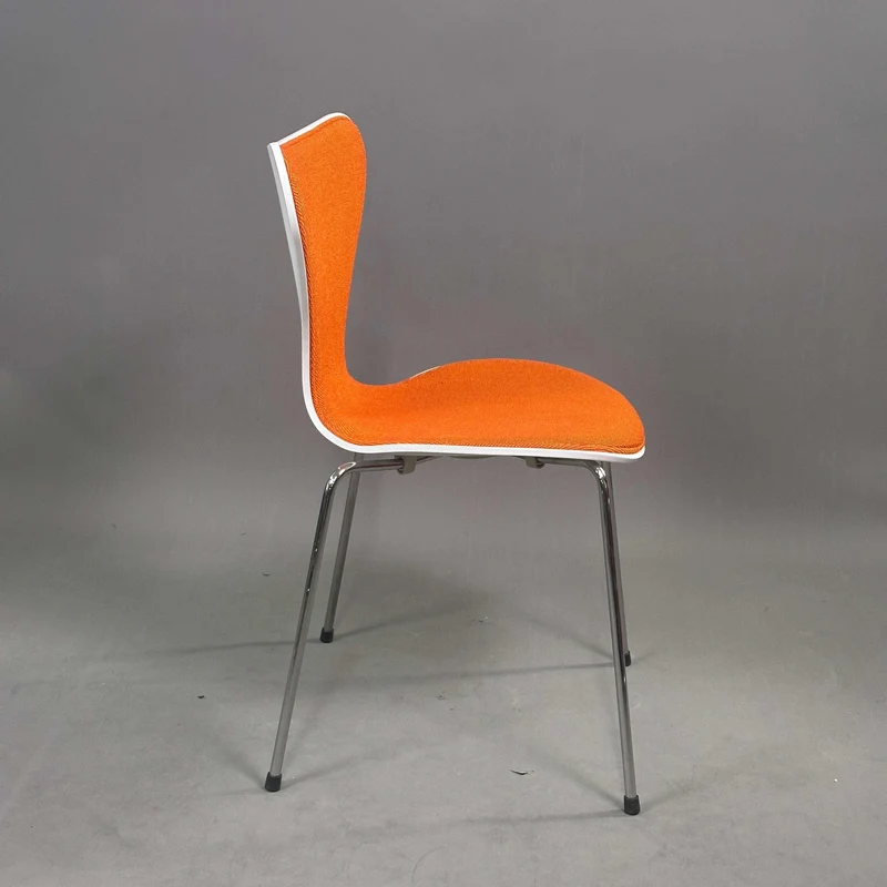 Fritz Hansen Serie 7 Stapelstuhl weiß / orange gepolstert