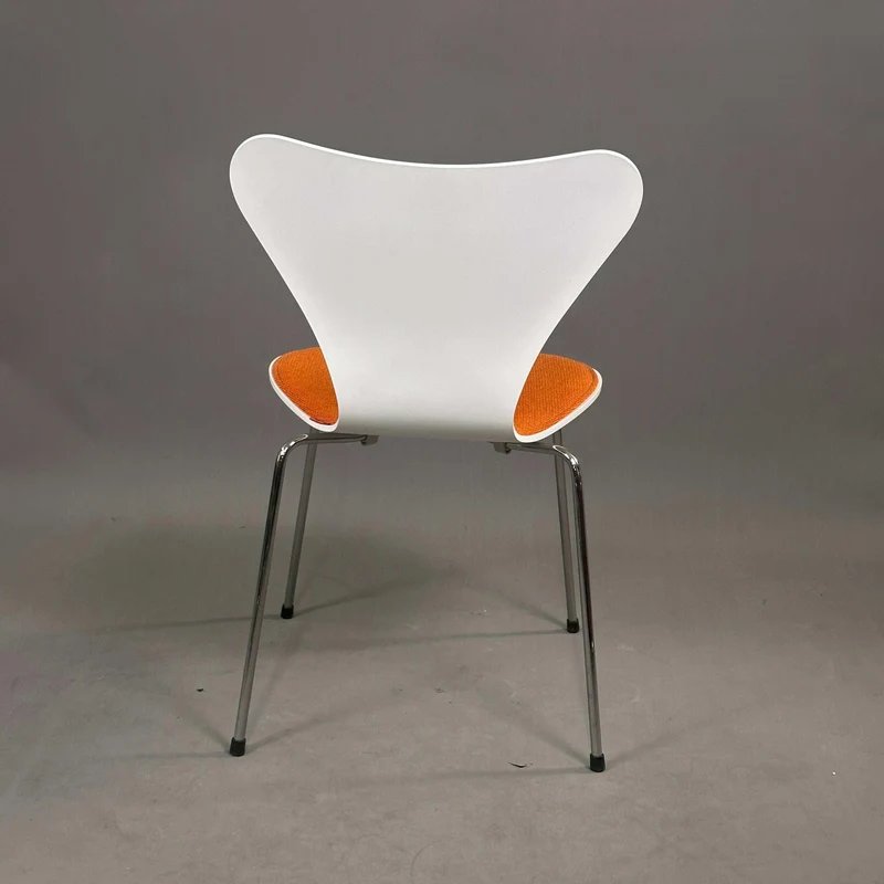 Fritz Hansen Serie 7 Stapelstuhl weiß / orange gepolstert