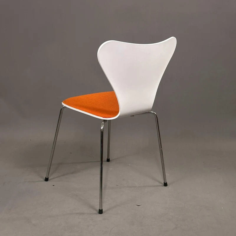 Fritz Hansen Serie 7 Stapelstuhl weiß / orange gepolstert