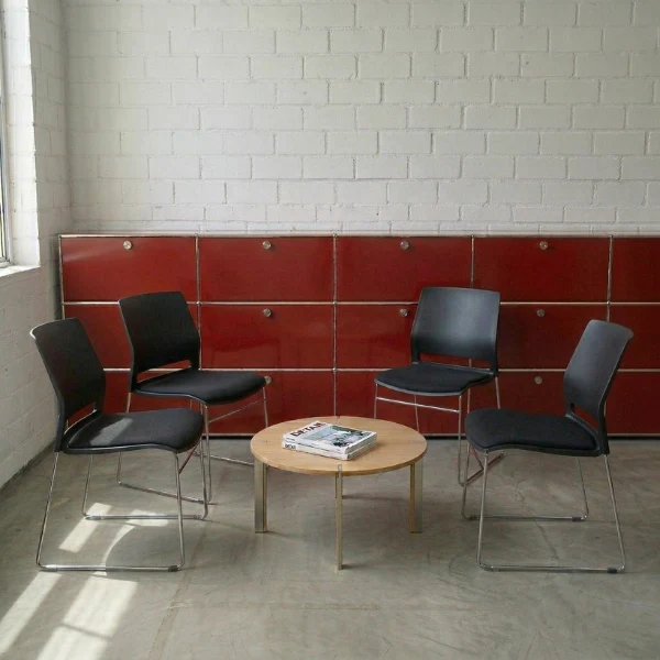 Stapelstuhl schwarz/Chrom gepolstert