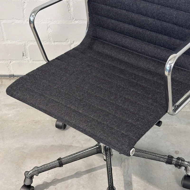 Vitra EA 119 Cozy dunkelgrau/anthrazit