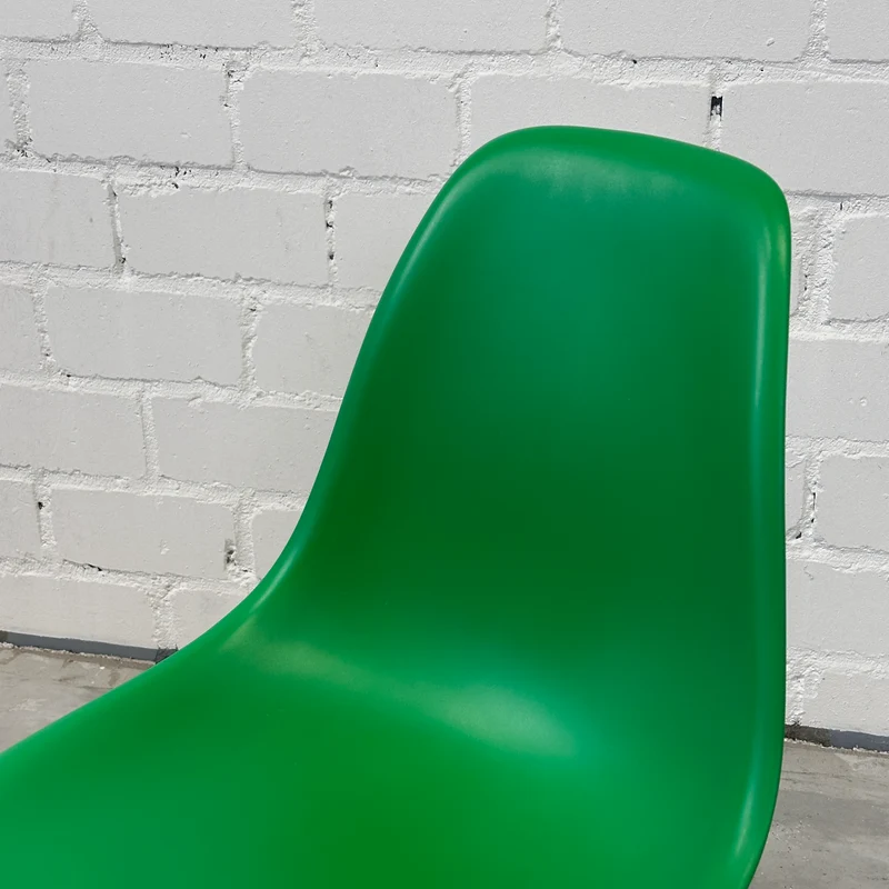 Vitra Eames Plastic Side Chair DSR grün