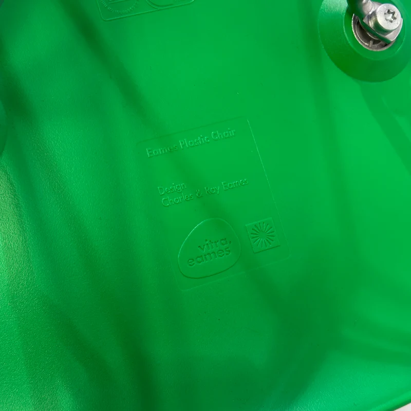 Vitra Eames Plastic Side Chair DSR grün