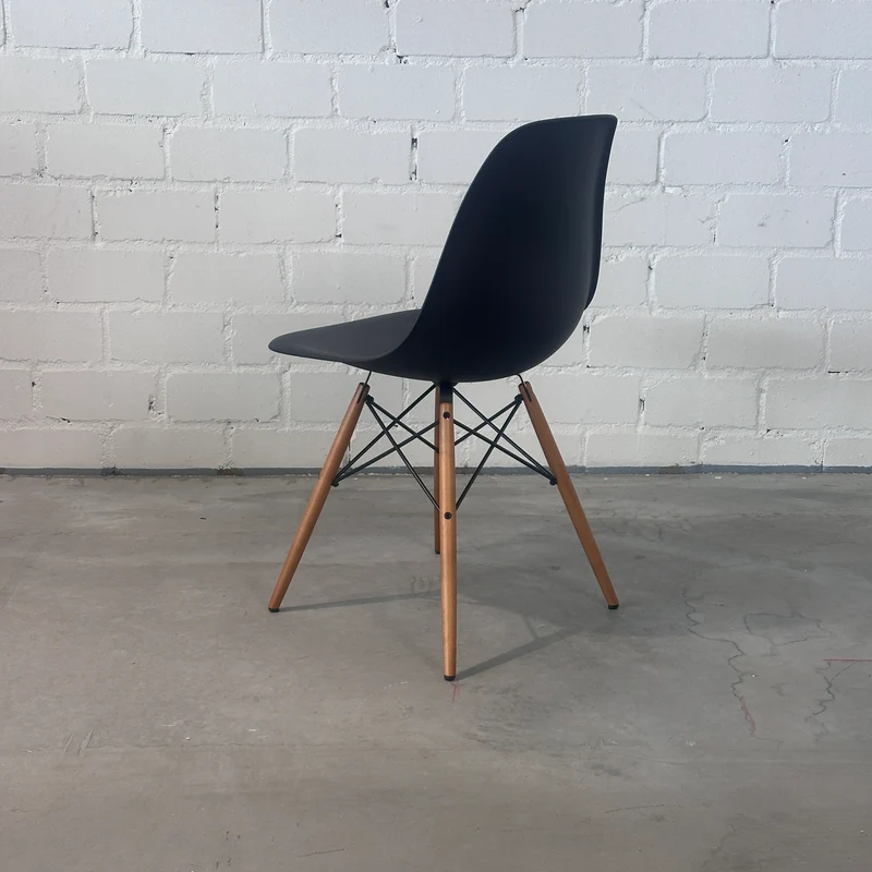 Vitra Eames Plastic Side Chair DSW schwarz
