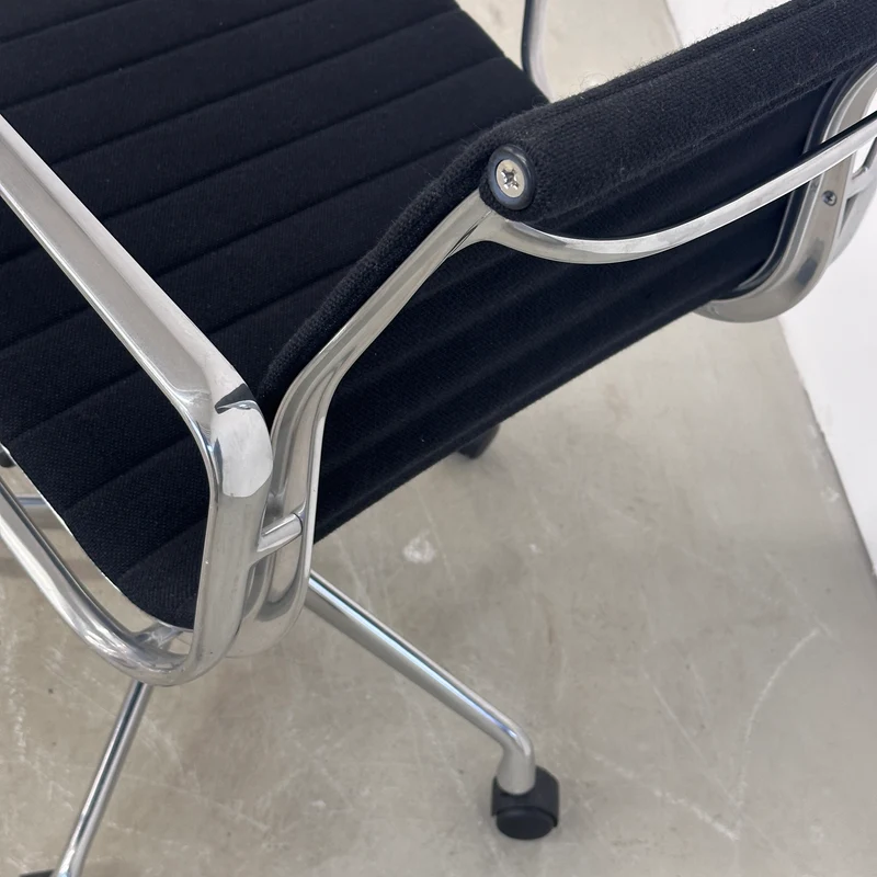 Vitra EA 117 Hopsak schwarz (Alu poliert)