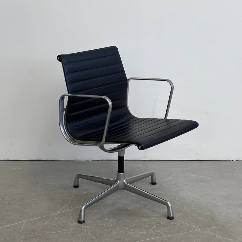 Vitra EA 108 Leder schwarz (Alu poliert)