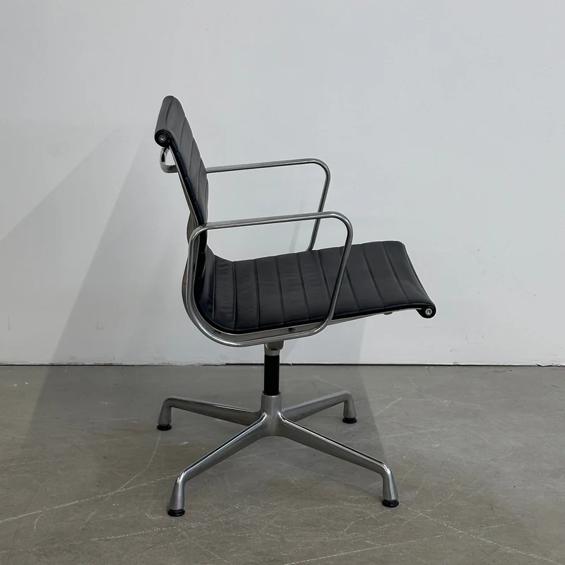 Vitra EA 108 Leder schwarz (Alu poliert)