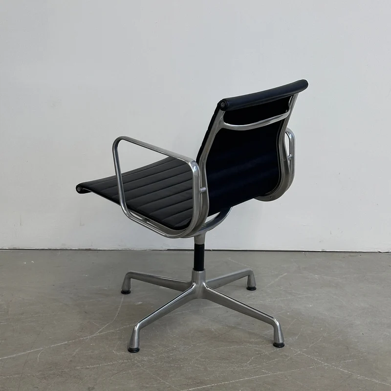 Vitra EA 108 Leder schwarz (Alu poliert)
