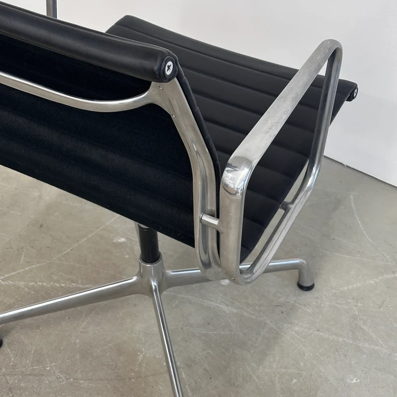 Vitra EA 108 Leder schwarz (Alu poliert)