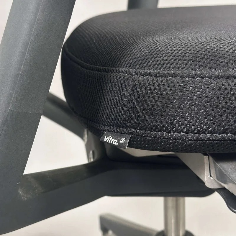 Vitra ID Mesh schwarz mit Kopfstütze