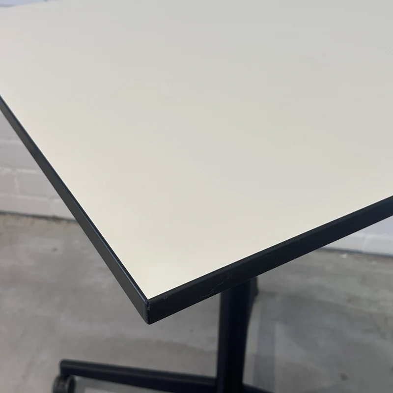 Steelcase Beistelltisch höhenverstellbar 80x80cm weiß / schwarz