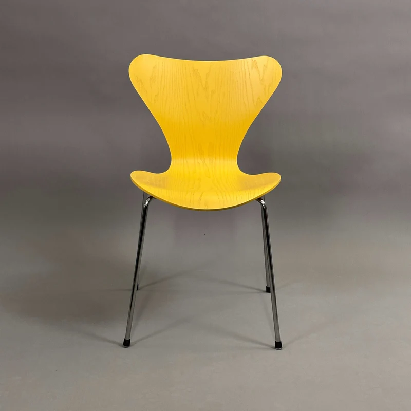 Fritz Hansen Serie 7 Stapelstuhl Holz gelb lasiert
