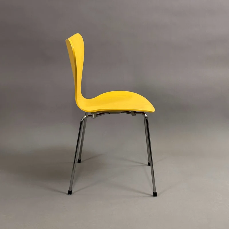 Fritz Hansen Serie 7 Stapelstuhl Holz gelb lasiert