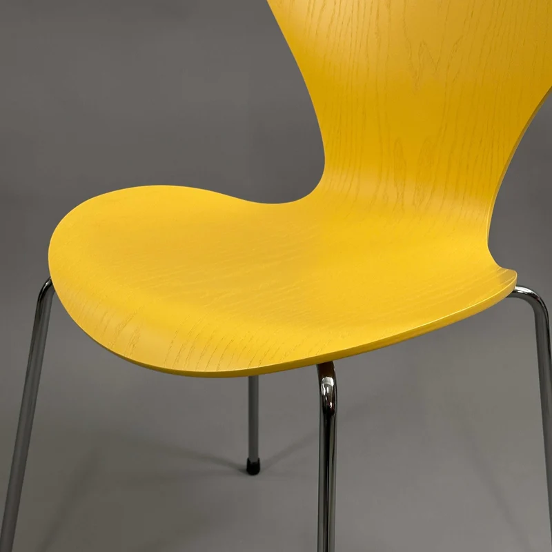 Fritz Hansen Serie 7 Stapelstuhl Holz gelb lasiert