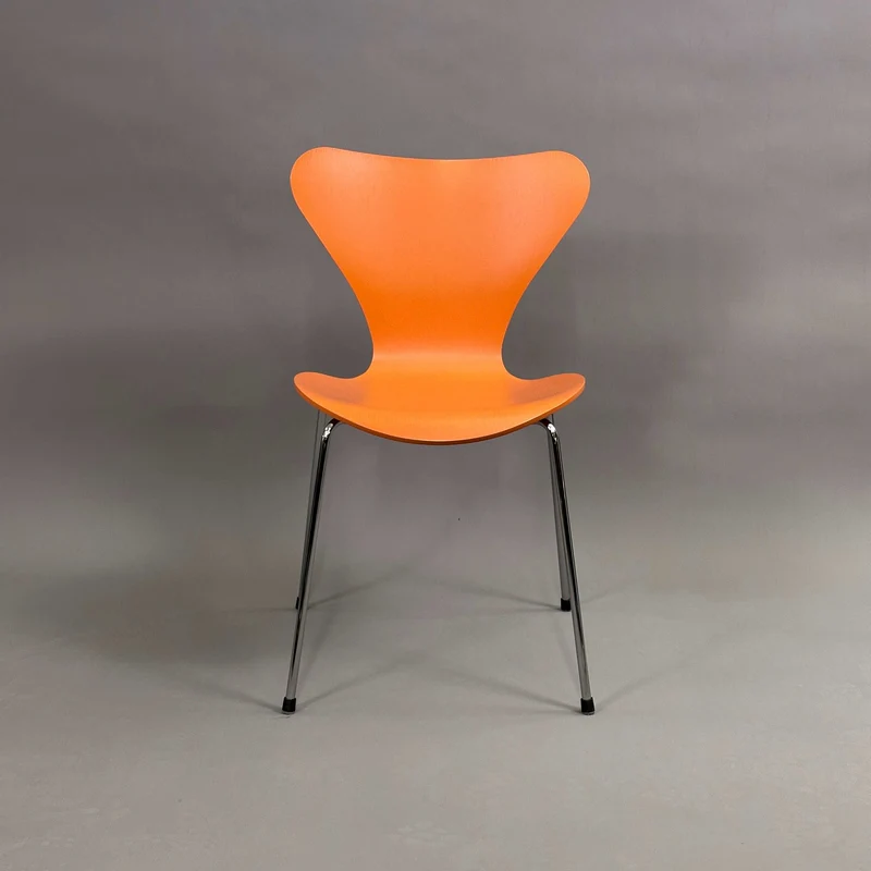 Fritz Hansen Serie 7 Stapelstuhl Holz orange lasiert