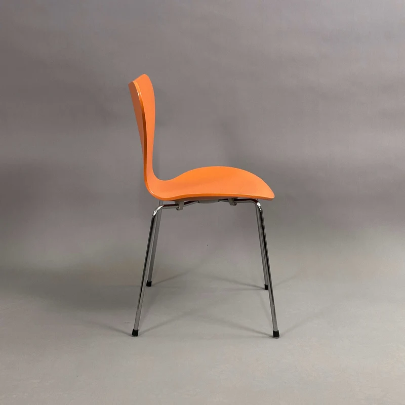 Fritz Hansen Serie 7 Stapelstuhl Holz orange lasiert