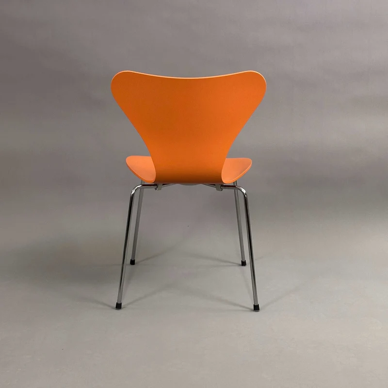 Fritz Hansen Serie 7 Stapelstuhl Holz orange lasiert