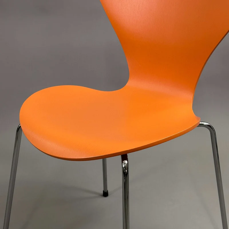 Fritz Hansen Serie 7 Stapelstuhl Holz orange lasiert