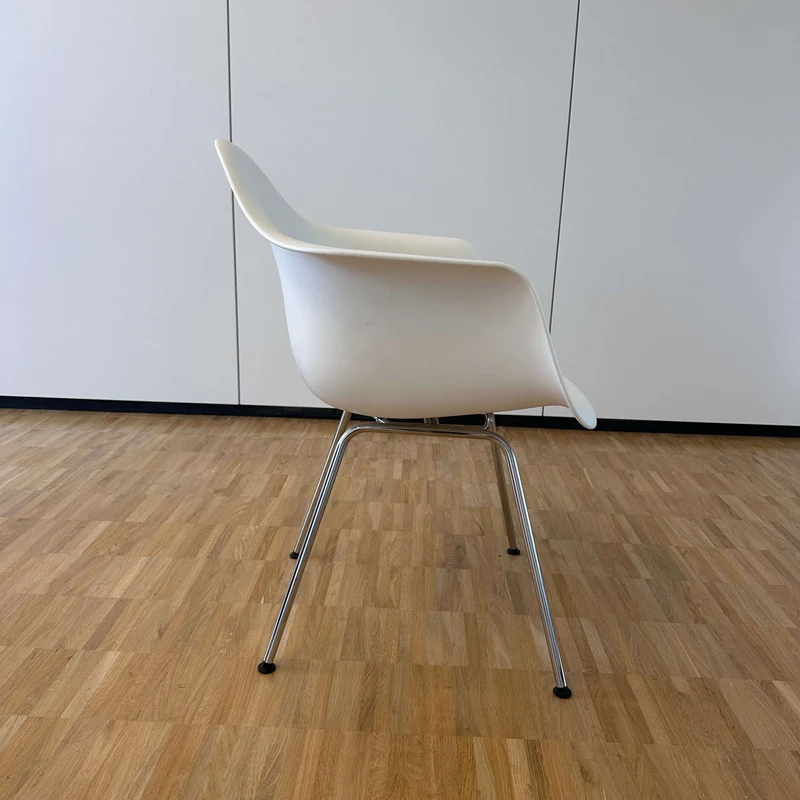 Vitra Eames Plastic Armchair weiß