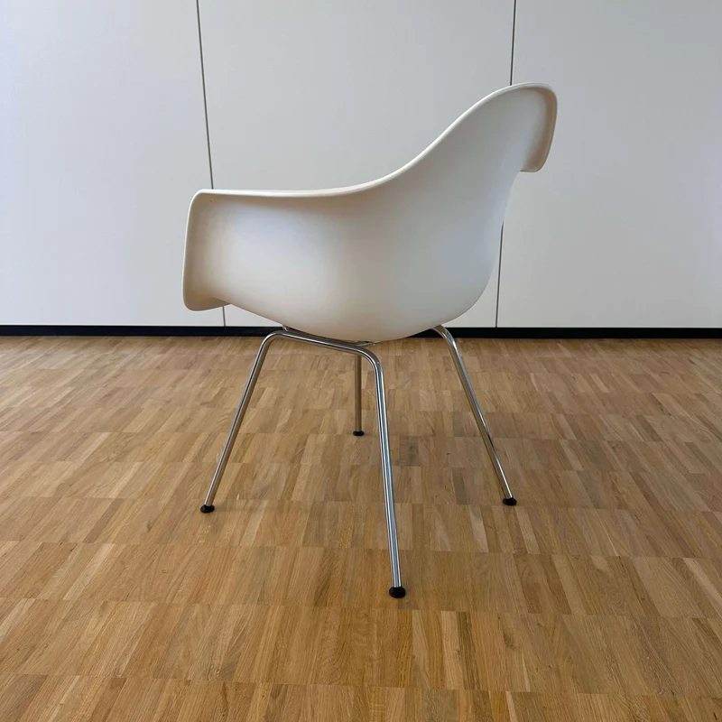 Vitra Eames Plastic Armchair weiß