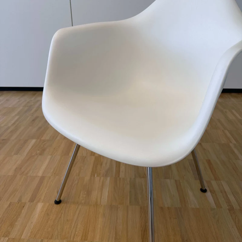 Vitra Eames Plastic Armchair weiß