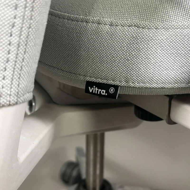 Vitra ID Trim hellgrau Ringarmlehne