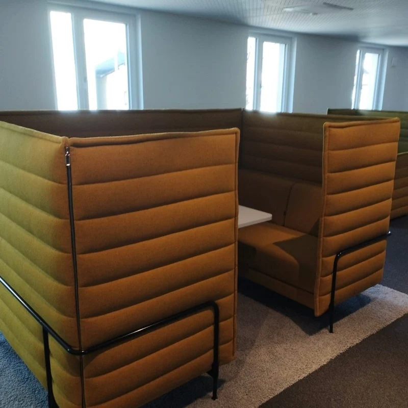 Vitra Alcove Cabin Highback mit Arbeitsplatte