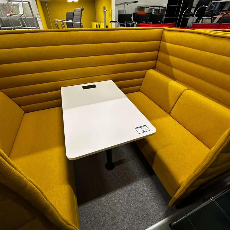 Vitra Alcove Cabin Highback mit Arbeitsplatte