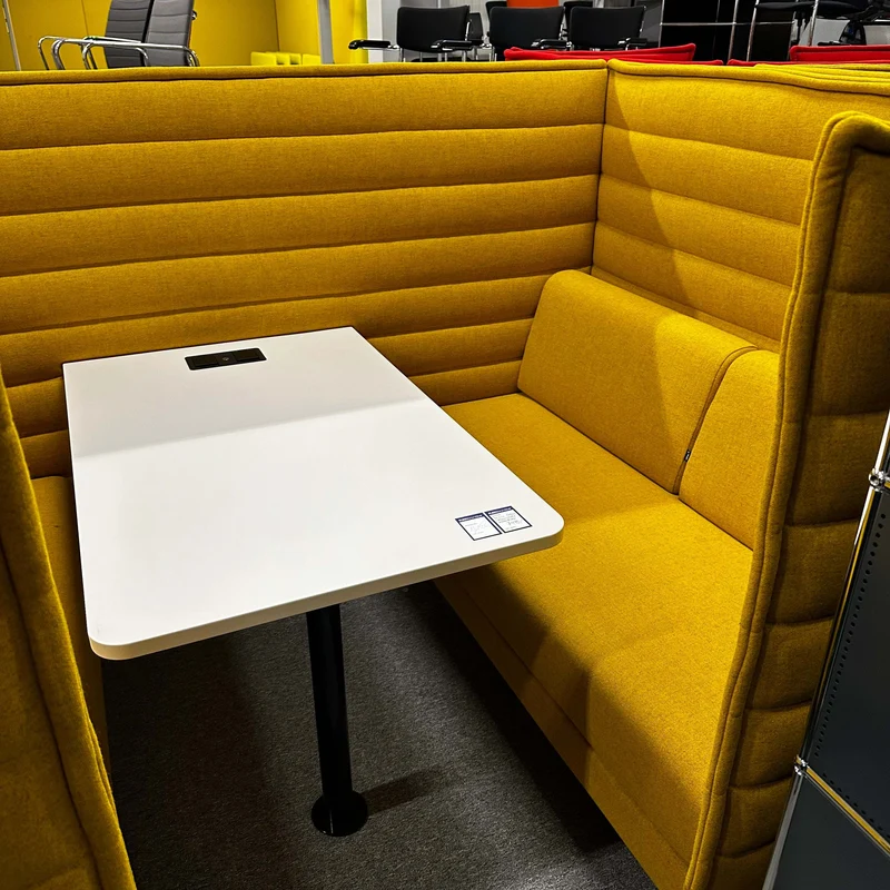 Vitra Alcove Cabin Highback mit Arbeitsplatte