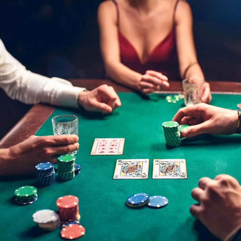 H&F Heimtextilien Pokerkoffer Set 500 Chips mit Kartenmischer – Komplettes Poker Spielset mit Karten