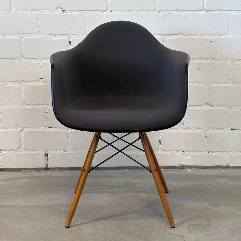 Vitra Eames Plastic Armchair DAW mit Polster anthrazitgrau