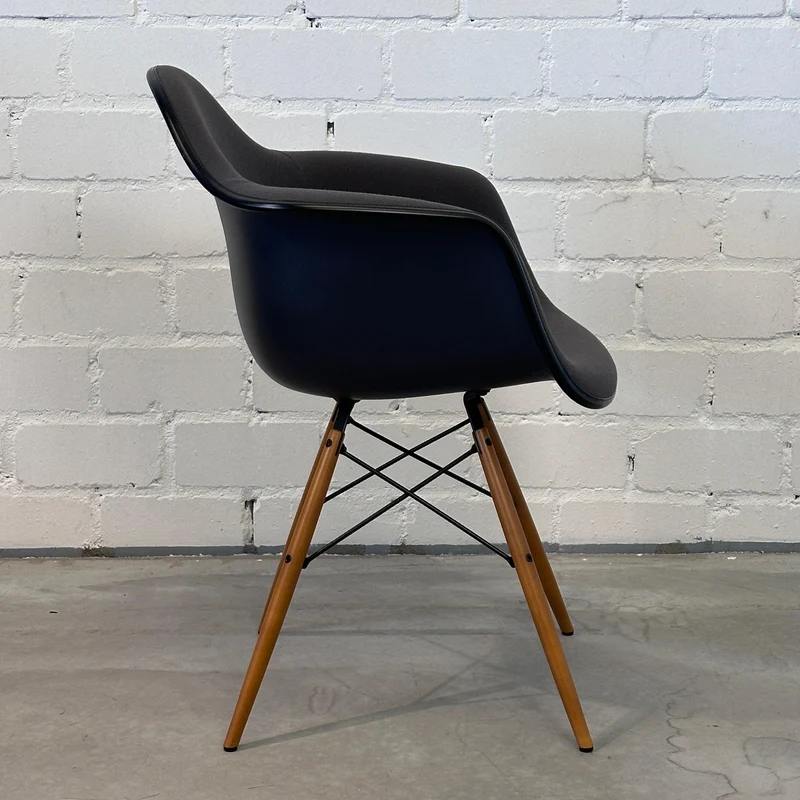 Vitra Eames Plastic Armchair DAW mit Polster anthrazitgrau